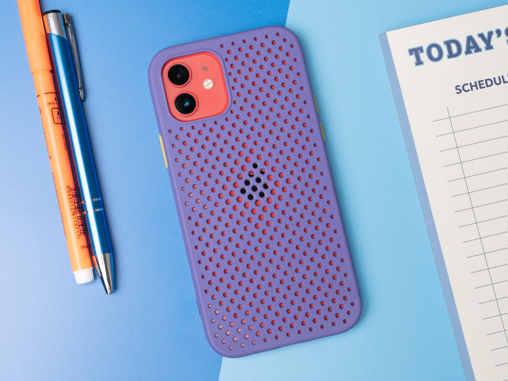 Děrovaný, gumový kryt na iPhone 12 a iPhone 12 Pro - Fialový 2